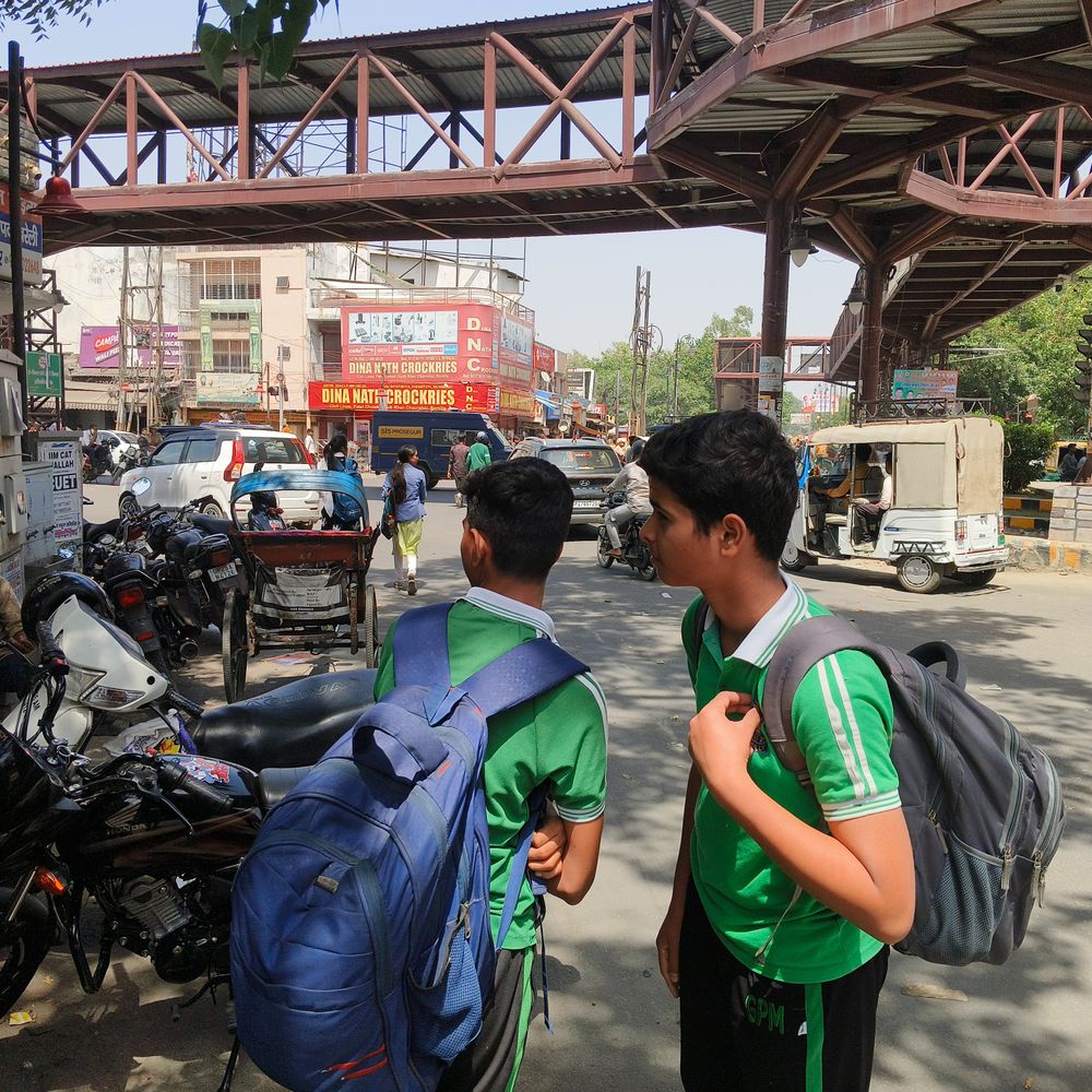 बरेली में आसमान से बरस रही आग:हीटवेव के बीच प्राइवेट स्कूलों की मनमानी जारी, डीएम के आदेश को भी नहीं माना