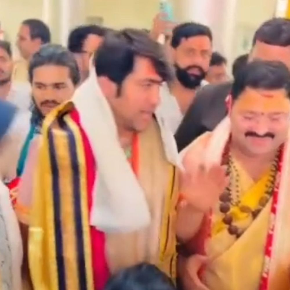 बागेश्वर धाम पीठाधीश्वर धीरेंद्र शास्त्री विंध्याचल आएंगे, कथा सुनाएंगे:काशी में प्रधान अर्चक ने दिया आमंत्रण, भेंट की माता की तस्वीर