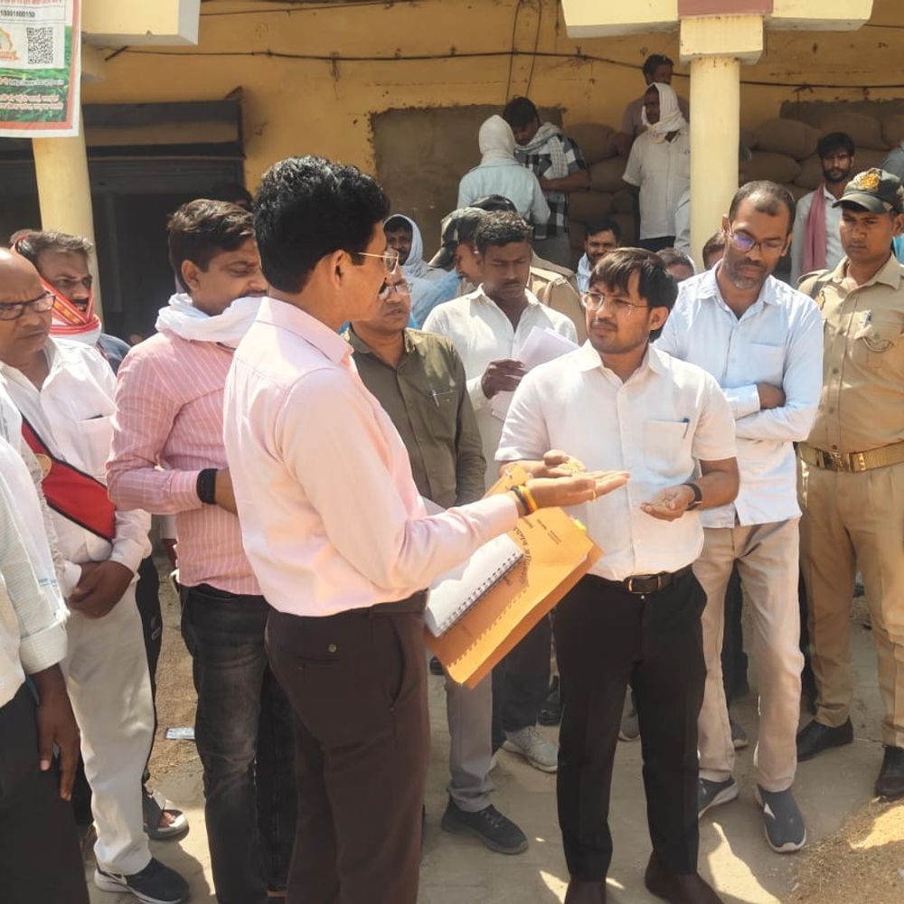 चंदौली DM ने गेहूं क्रय केंद्रों का किया निरीक्षण:प्रभारियों को दी चेतावनी, कहा- किसानों को परेशान किया तो होगी कार्रवाई