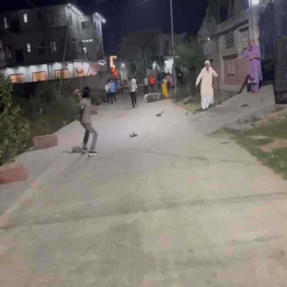 मथुरा में गाड़ी टकराने पर दो पक्ष भिड़े:दोनों तरफ से चले ईंट पत्थर, पुलिस ने समझाकर कराया शांत