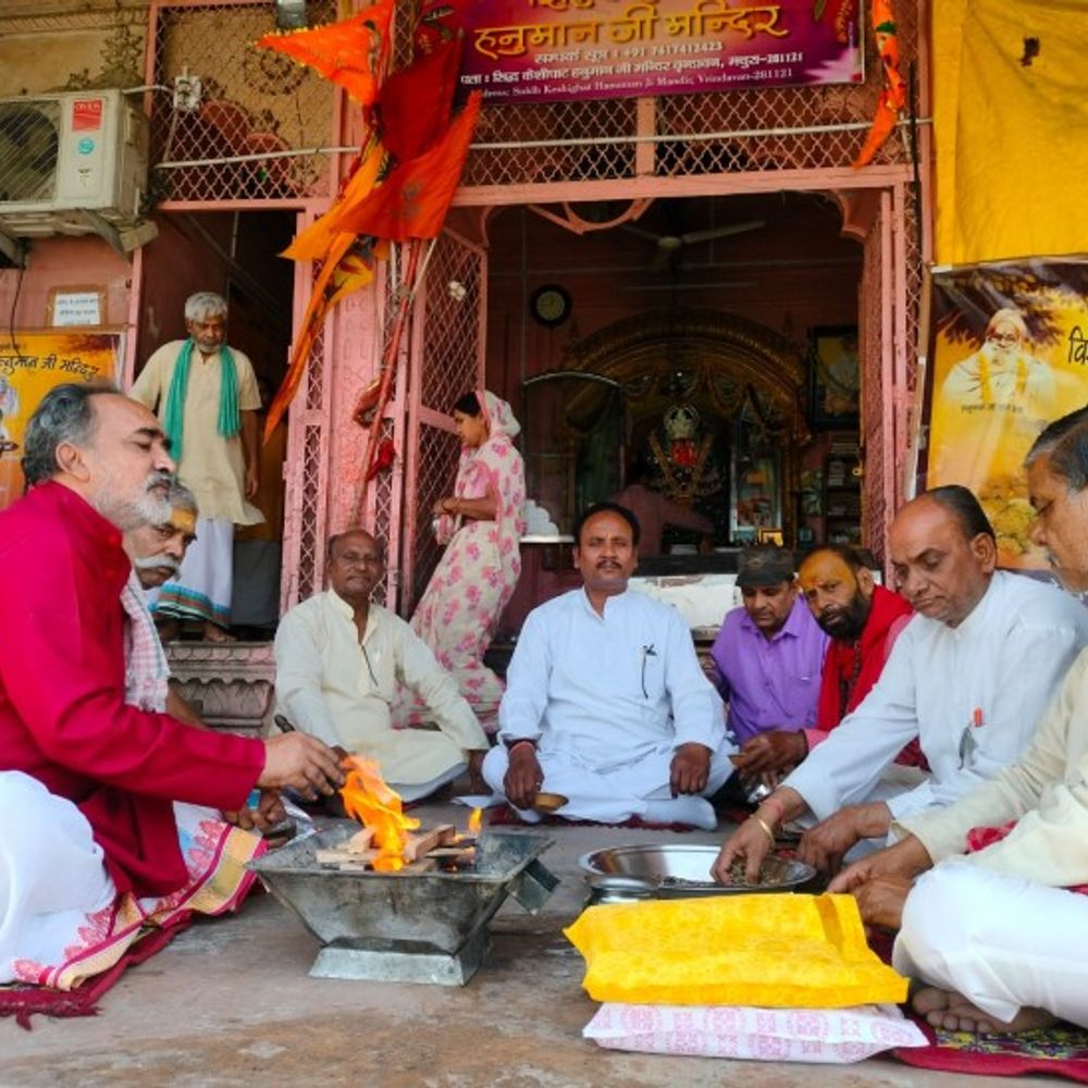 स्टीमर हादसे में मृतकों की आत्म शांति को हुआ हवन:तीर्थ पुरोहितों ने मृतकों की आत्मा की शांति के लिए यमुना से की प्रार्थना, 10 अप्रैल को हुआ था हादसा
