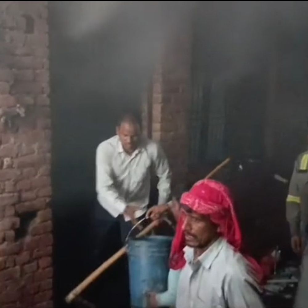 हाथरस की धागा फैक्ट्री में लगी आग:शॉर्ट-सर्किट से लाखों का सामान जलकर राख, जैसे तैसे आग पर पाया काबू