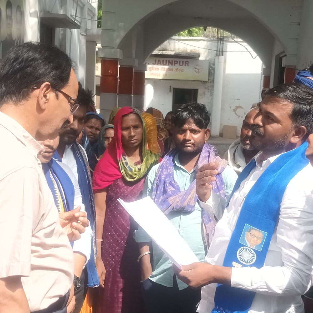 जौनपुर में सड़क निर्माण रोका, दलित परिवारों का प्रदर्शन:ग्राम निधि से बन रही थी इंटरलॉकिंग, डीएम से न्याय मांगा