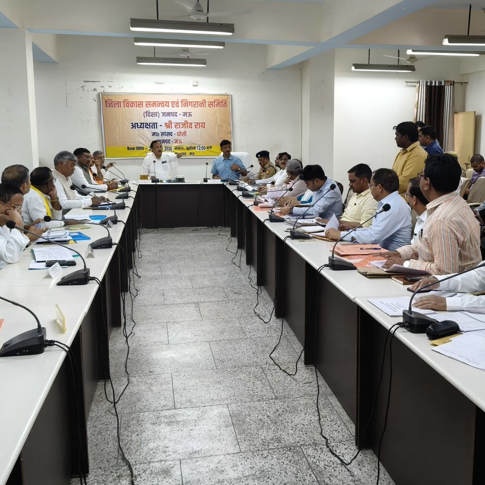 फर्जी डॉक्टरों पर कार्रवाई, अस्पतालों की जांच के निर्देश:मऊ में सपा सांसद राजीव राय ने दिशा बैठक में दिए सख्त आदेश