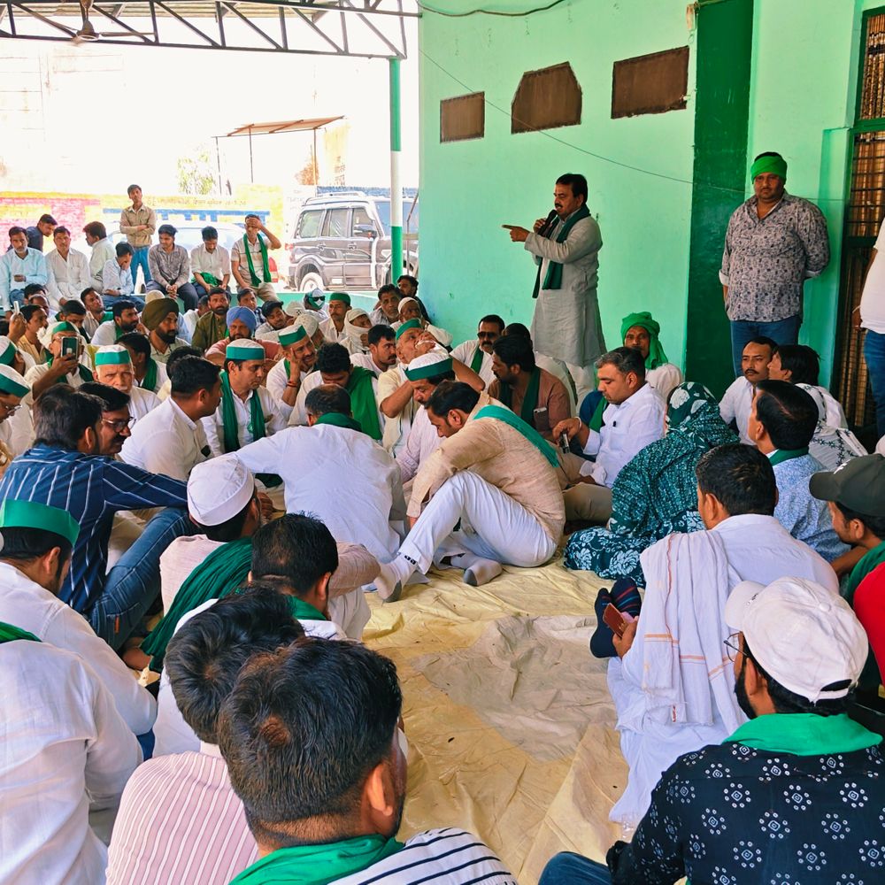 भाकियू मंच से स्वामी यशवीर को खुली ललकार:धीरज लाटियान बोले- ‘किसानों के मामले से दूर रहें, वरना चिमटा-कोंचा भी छिन सकता है’