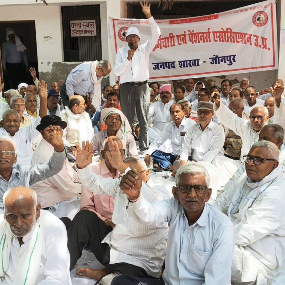 जौनपुर में पेंशनरों का प्रदर्शन:8वें वेतन आयोग में शामिल करने, पुरानी पेंशन बहाली की मांग