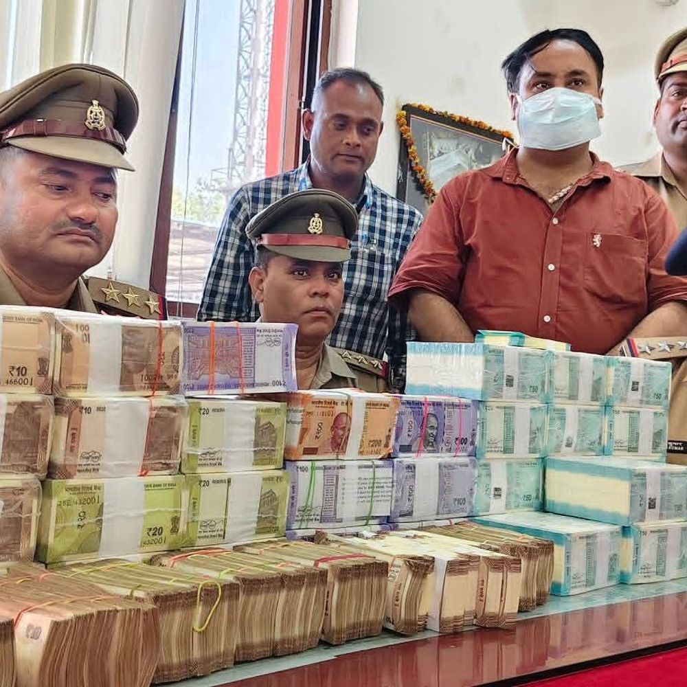 वाराणसी के कैंट स्टेशन पर मिला 16 लाख कैश:10 रुपए से लेकर 200 रुपए के थे नोट, पकड़ा गया यात्री कॉस्मेटिक का व्यापारी