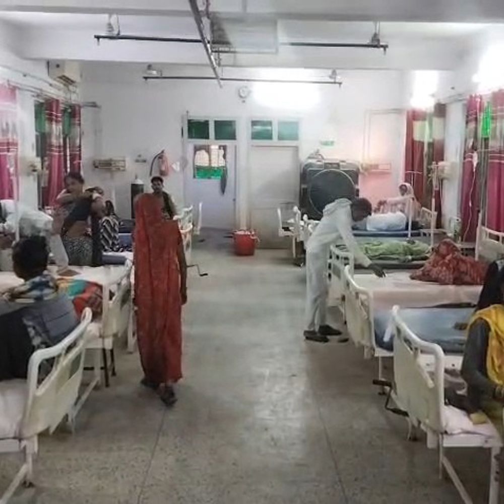 महोबा अस्पताल में युवती से अश्लील इशारे किए:चप्पलों से पीटा, सीएमएस बोले- मामला उनकी जानकारी में नहीं है