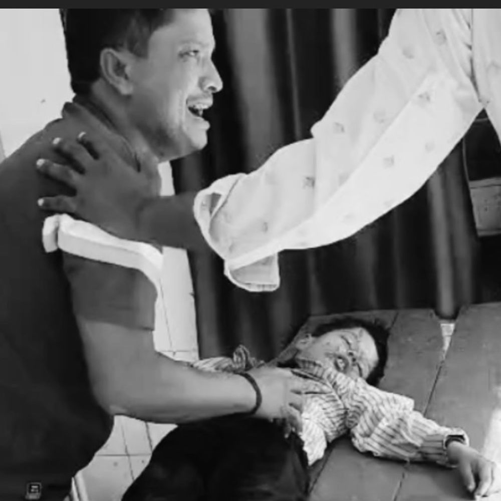 स्कूली बस की चपेट में आकर छात्र की मौत:सिद्धार्थनगर में परिजनों ने स्कूल मैनेजमेंट पर लापरवाही का आरोप लगाया