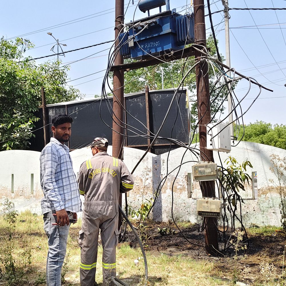 कौशांबी एसपी ऑफिस गेट पर आग:ट्रांसफार्मर से तेल रिसाव के कारण लगी, फायर ब्रिगेड ने बुझाई