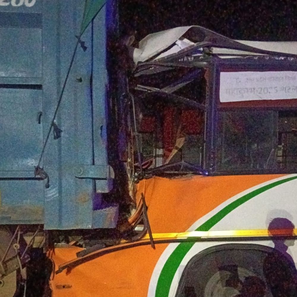 मथुरा हाईवे पर रोडवेज बस डंपर से टकराई:हादसे में 20 यात्री घायल, इलाज के बाद सभी को किया डिस्चार्ज