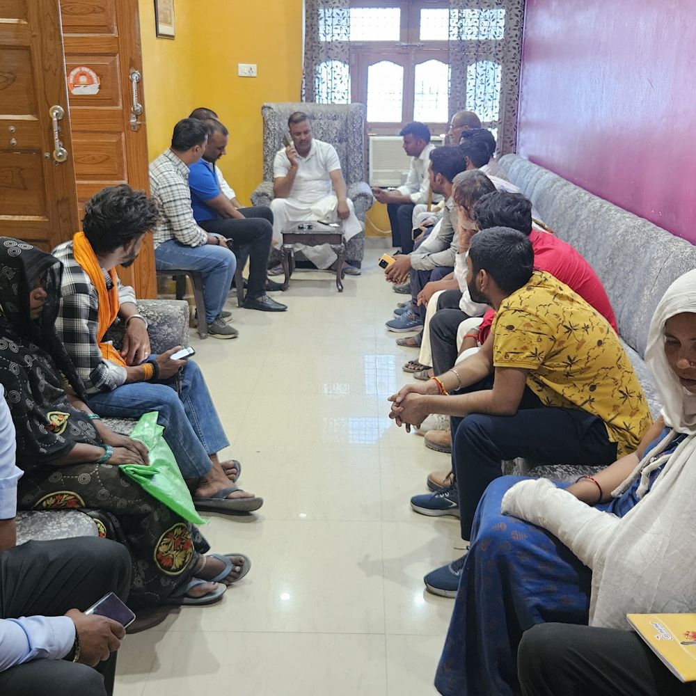 विधायक ने जनसुनवाई में सुनीं शिकायतें:भदोही में अधिकारियों को त्वरित और निष्पक्ष समाधान के निर्देश