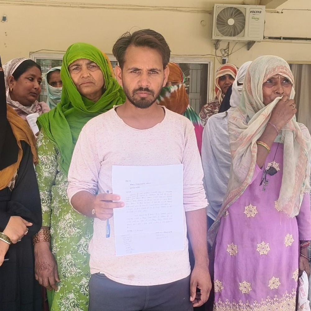 बांदा में जबरन प्रीपेड मीटर लगाने का विरोध:महिलाओं ने जिलाधिकारी को सौंपा शिकायत पत्र