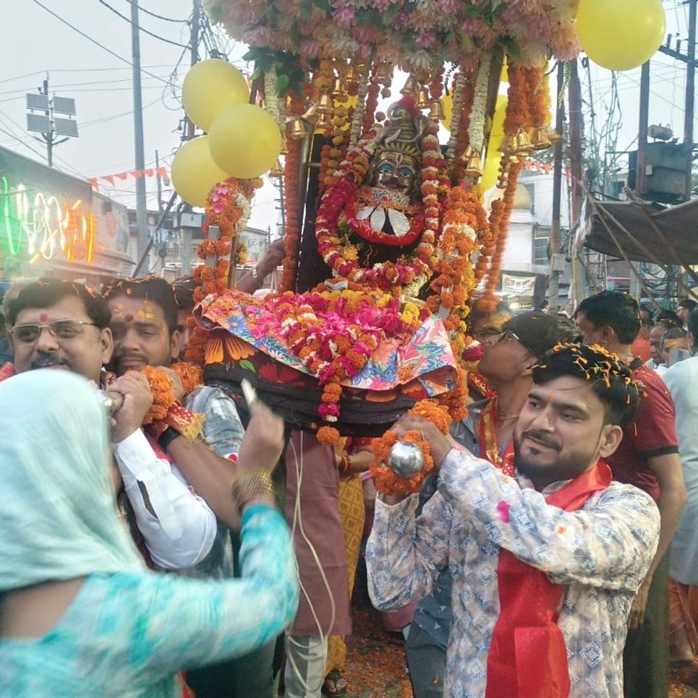 हाथरस में गोपेश्वर महादेव की पालकी शोभायात्रा निकली:वार्षिकोत्सव पर भक्तों ने किया भव्य स्वागत, काफी श्रद्धालु हुए शामिल