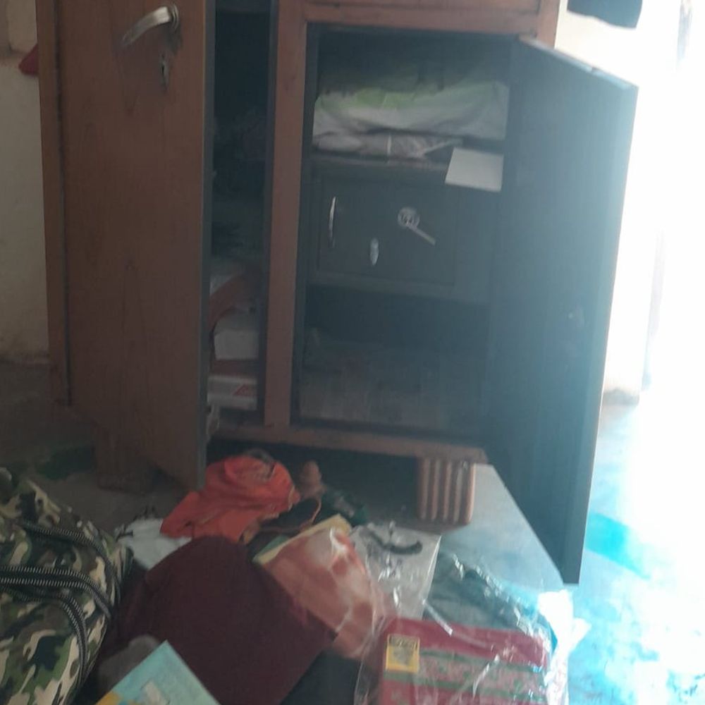 अलमारी तोड़कर लाखों की नगदी-जेवर चोरी:शादी में शामिल होकर बुजुर्ग बरामदे में सोए थे, सुबह पत्नी जगी तो बिखरा था सामान