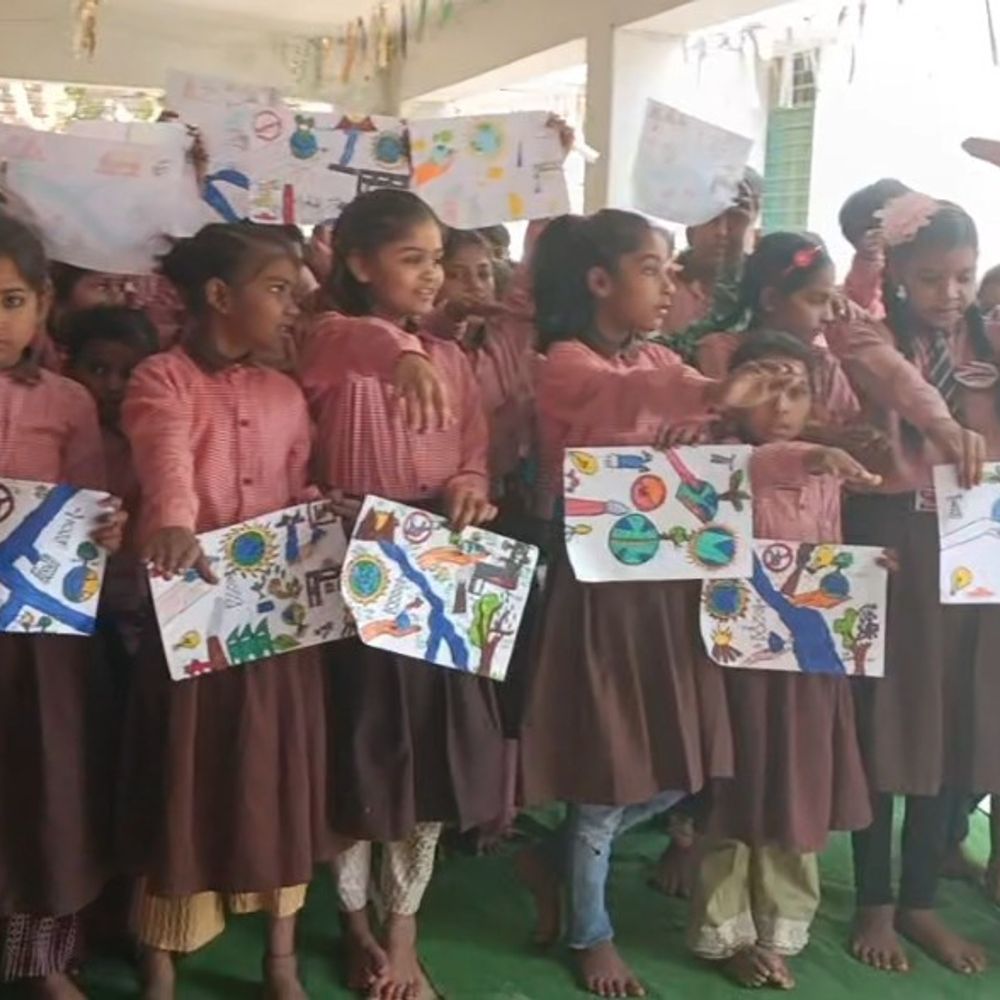 कानपुर देहात में बच्चों ने पृथ्वी संरक्षण की शपथ ली:2026 की थीम हमारी शक्ति, हमारा ग्रह; पर्यावरण जागरूकता का संदेश