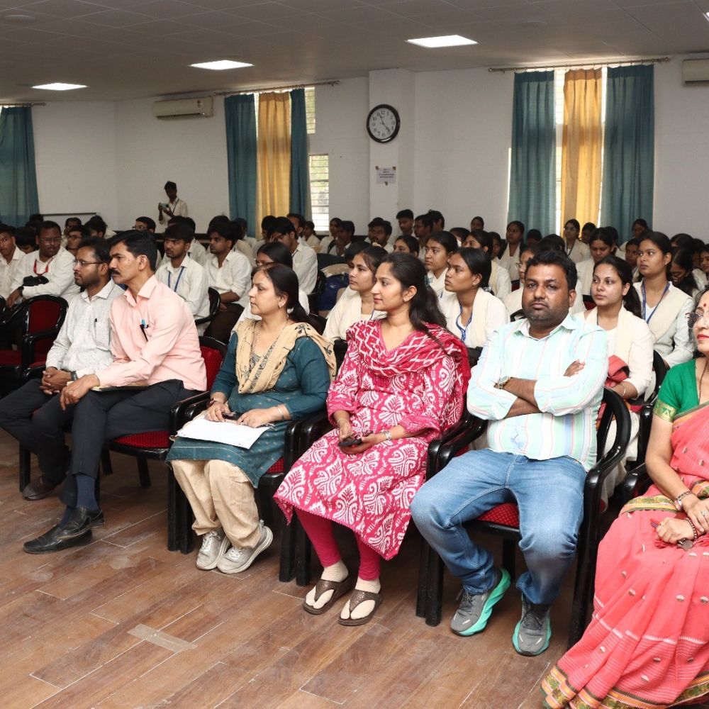 प्रो. सिद्धार्थ सिंह ने नेतृत्व पर व्याख्यान दिया:नेशनल पीजी कॉलेज में पश्चिमी और भारतीय प्रतिमानों पर चर्चा