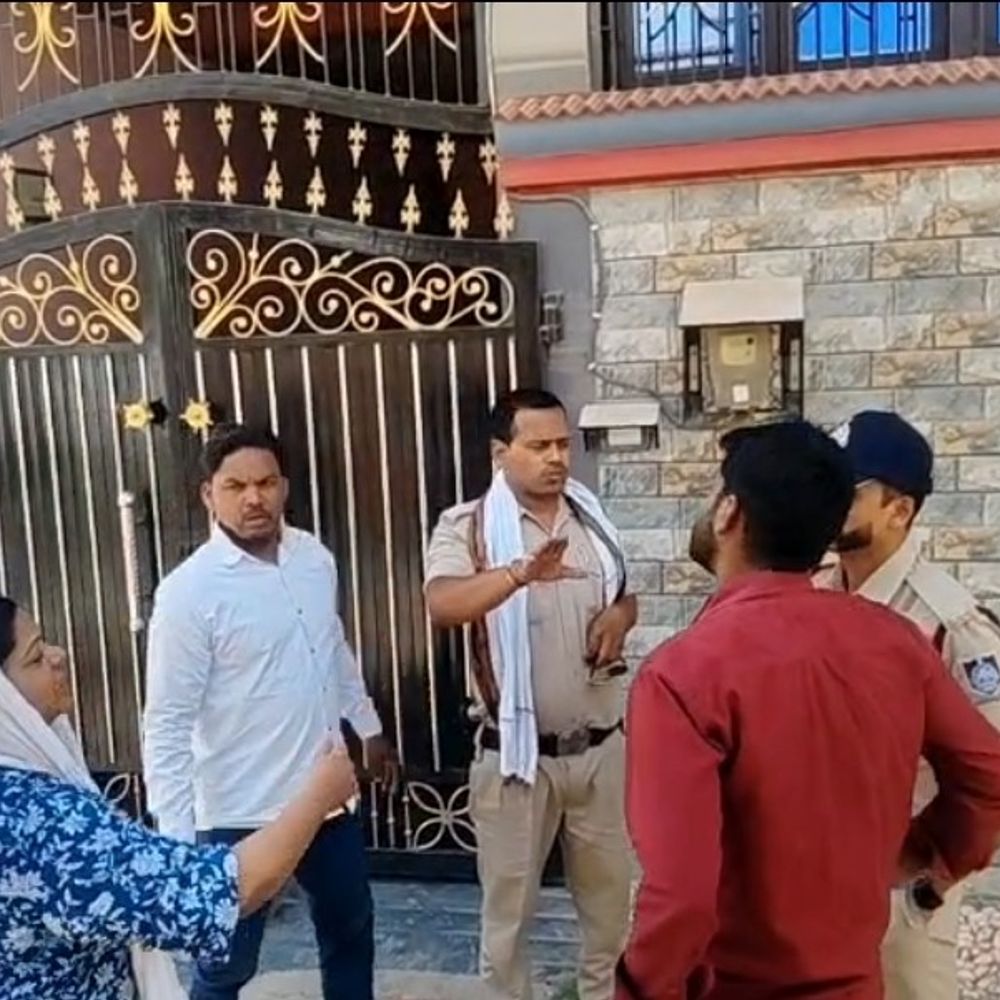 700 किमी दूर से पति को ढूंढने सतना पहुंची पत्नी:  नजीराबाद में पति से बीच सड़क पर हुआ विवाद, वीडियो आया सामने – Satna News