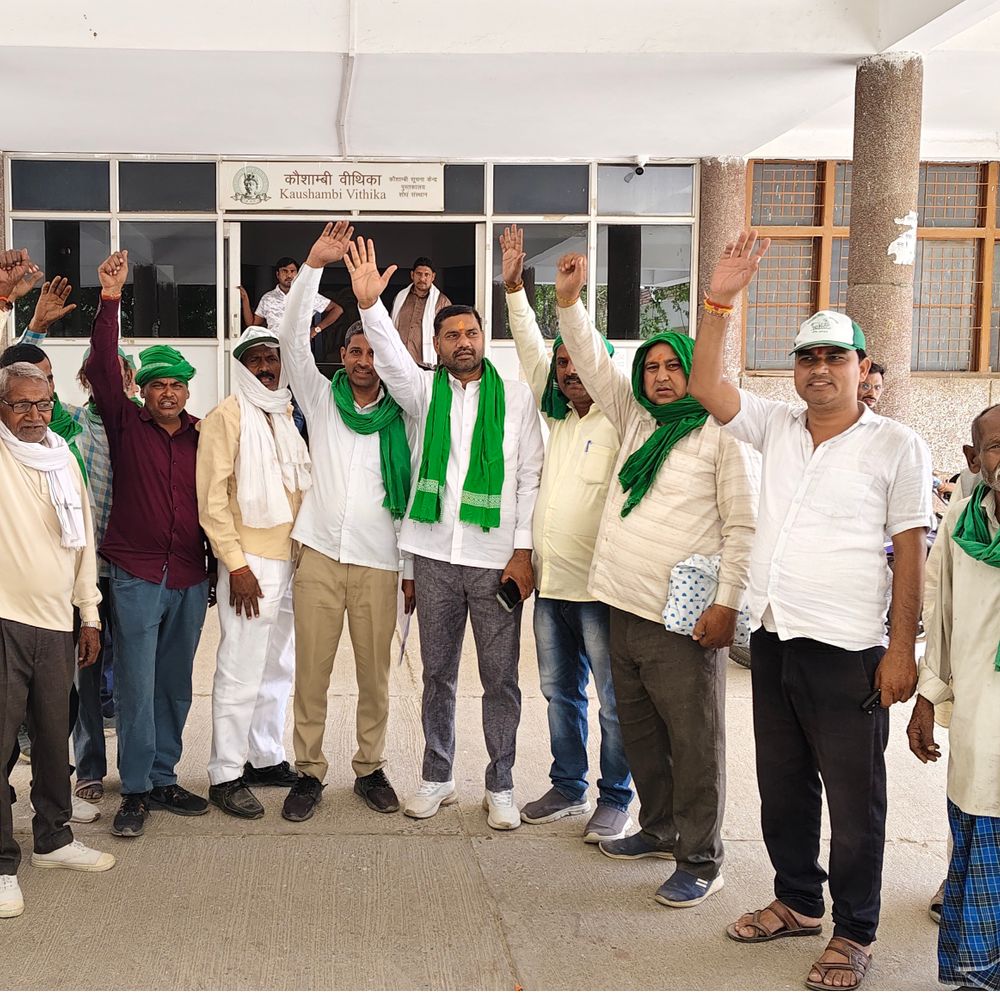 कौशांबी में किसान यूनियन का प्रदर्शन:गेहूं खरीद, स्मार्ट मीटर सहित कई मुद्दों पर डीएम को ज्ञापन दिया