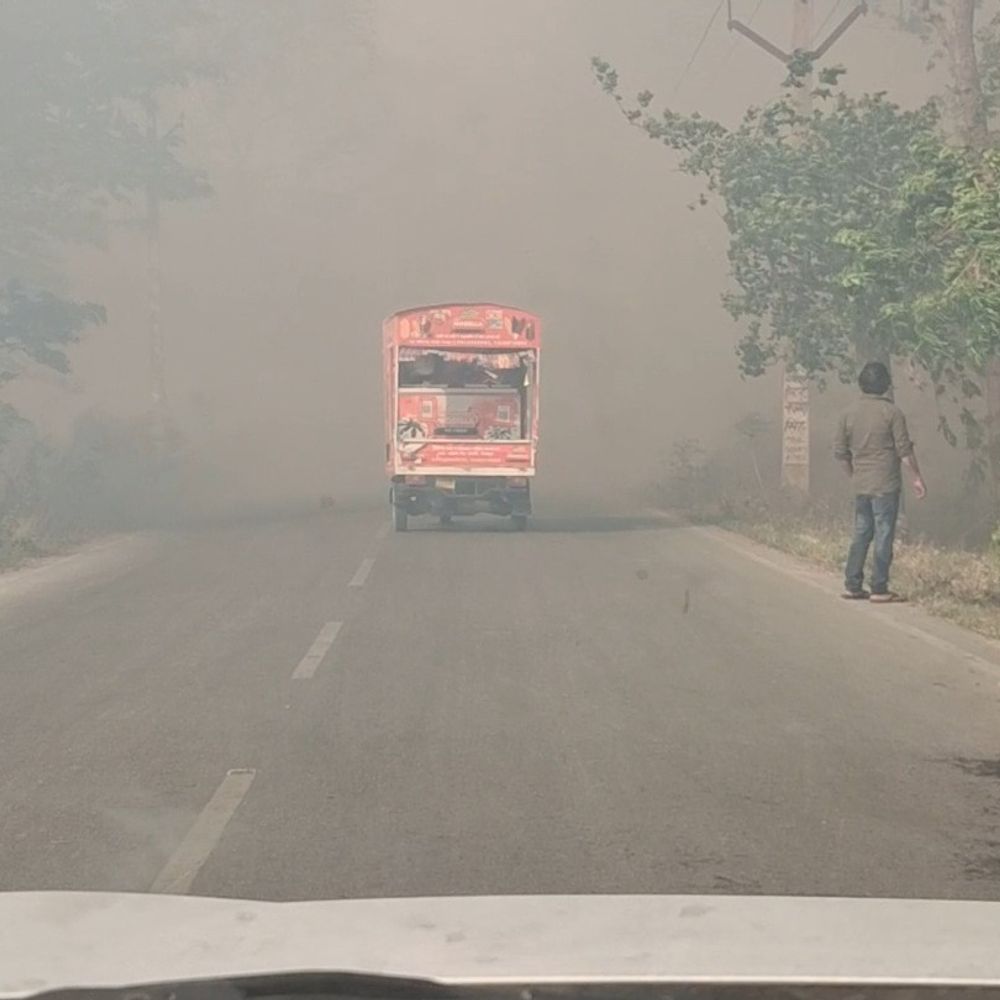 फसल अवशेष जलाने से लगी आग, पेट्रोल पंप तक पहुंची:पिपराइच-कप्तानगंज मार्ग पर एक घंटे आवागमन हुआ बाधित