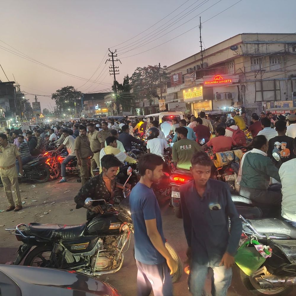 बलरामपुर में पेट्रोल और डीजल को लेकर अफवाहें:प्रशासन बोला- स्टॉक पर्याप्त, फिर भी पेट्रोल पंपों पर लंबी कतारें