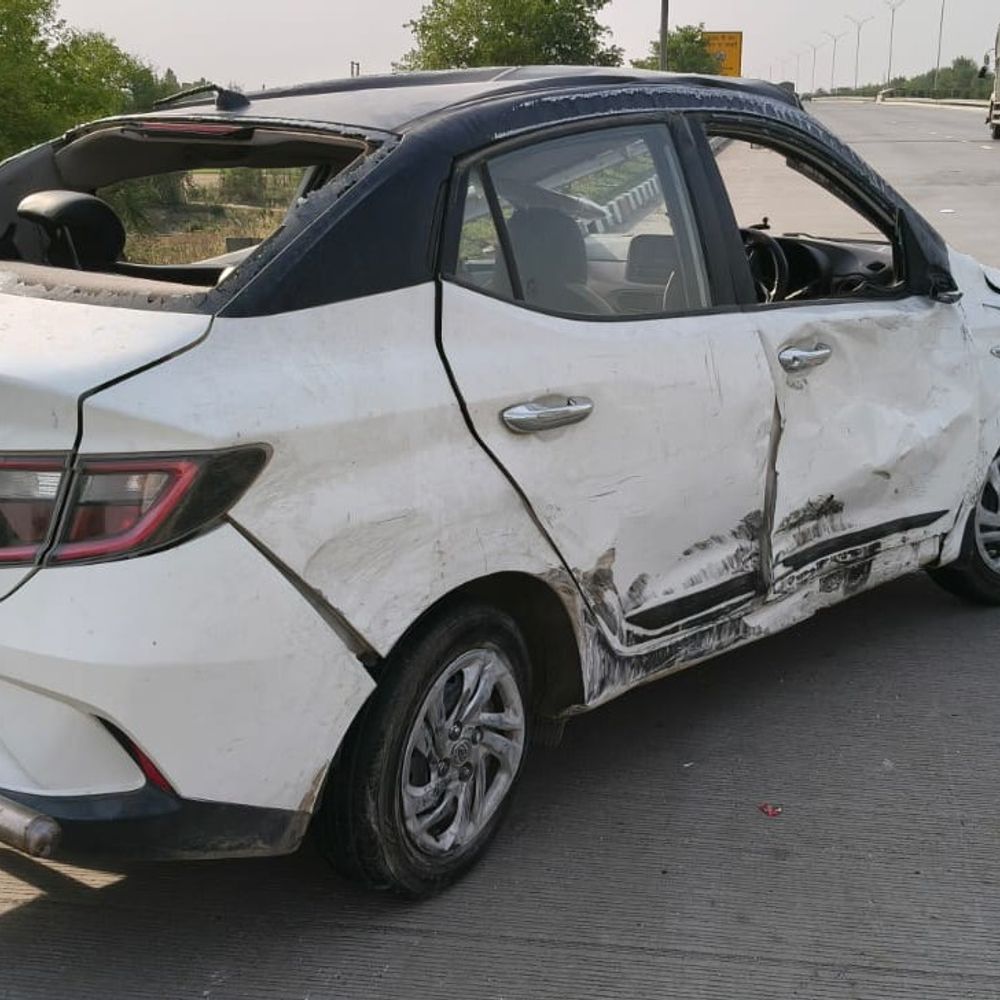 एक्सप्रेस-वे पर दो कारों की टक्कर, एक पलटी:बागपत में बाइक बचाने के प्रयास में हादसा, भाई-बहन घायल