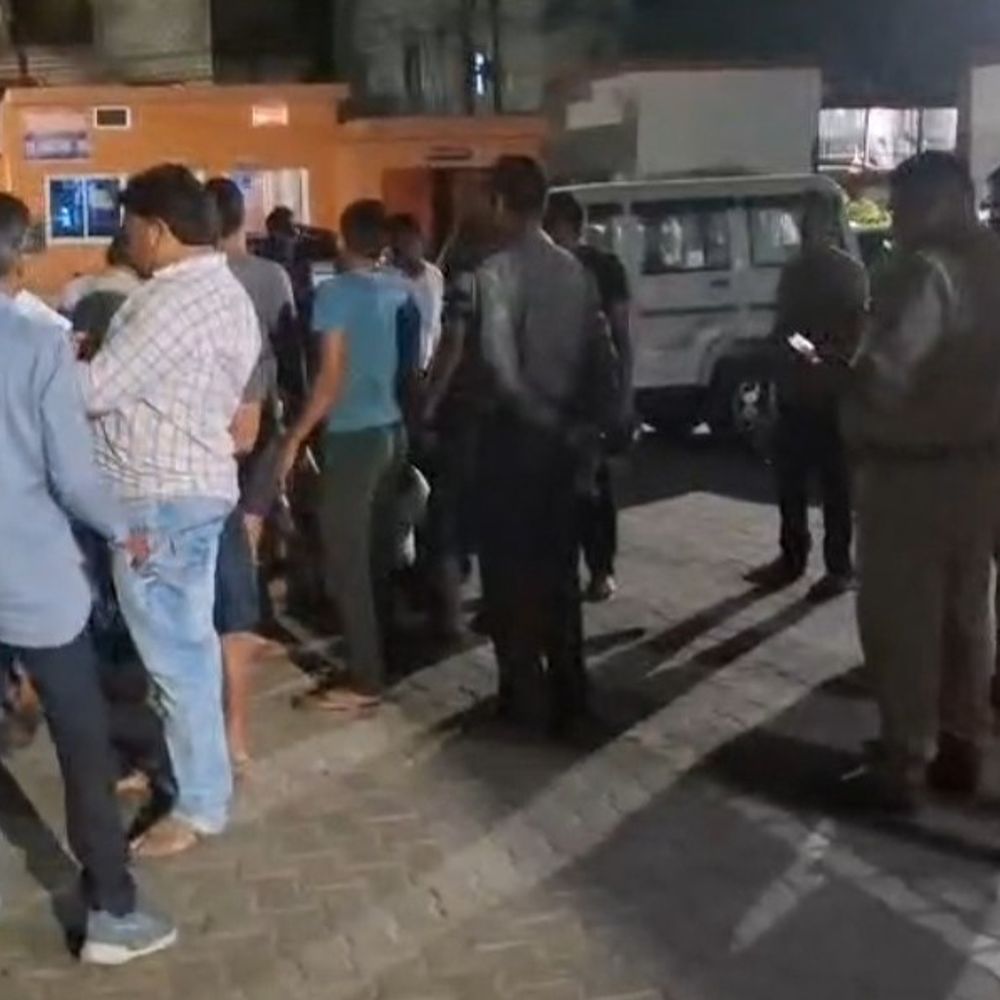 संभल में बिजली कटौती के विरोध में ग्रामीणों का धरना-प्रदर्शन:बिजली विभाग पर मनमानी का आरोप, 1400 बीघा जमीन दी