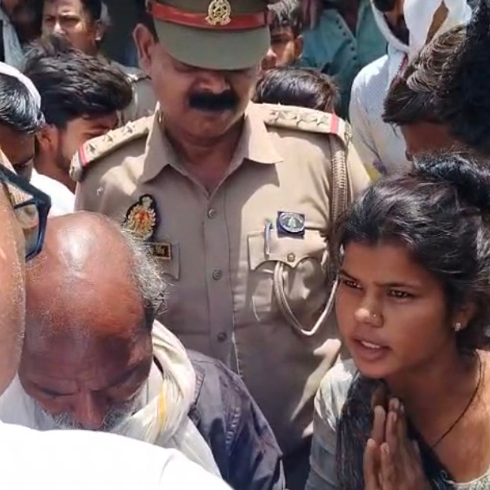 कौशांबी में युवक की हत्या, पोस्टमार्टम के बाद हंगामा:12 घंटे बाद परिजन माने, 7 सूत्रीय मांग पत्र सौंपने के बाद किया अंतिम संस्कार