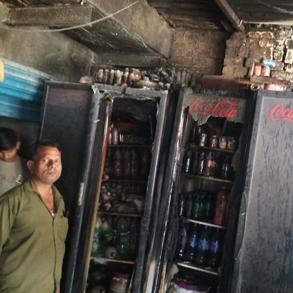 जालौन में शॉर्ट सर्किट से होटल में लगी आग:लाखों का सामान जलकर राख, फ्रीजर भी नष्ट, भारी नुकसान