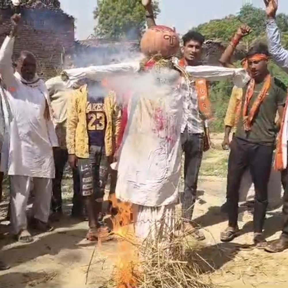 अखिलेश यादव के बयान पर पूर्व मंत्री समर्थक भड़के:फतेहपुर में पुतला फूंका, माफी मांगने की मांग