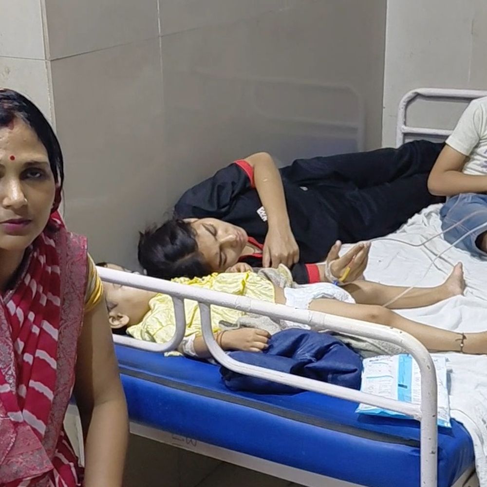 फूड प्वाइजनिंग से एक परिवार के 8 की तबियत बिगड़ी:फर्रुखाबाद में लोहिया अस्पताल में भर्ती, कम पड़ा बेड