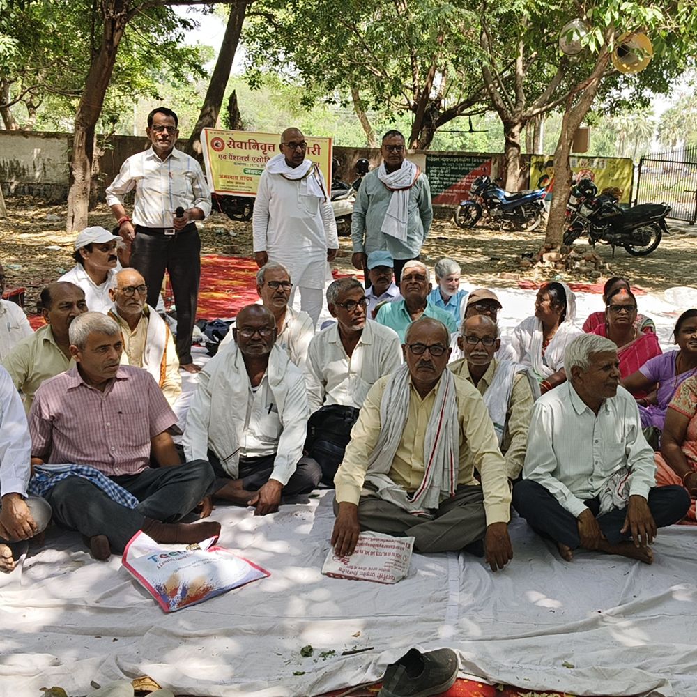 मऊ में सेवानिवृत्त कर्मचारियों का प्रदर्शन:8वें वेतन आयोग में शामिल करने और पेंशन पुनरीक्षण की मांग