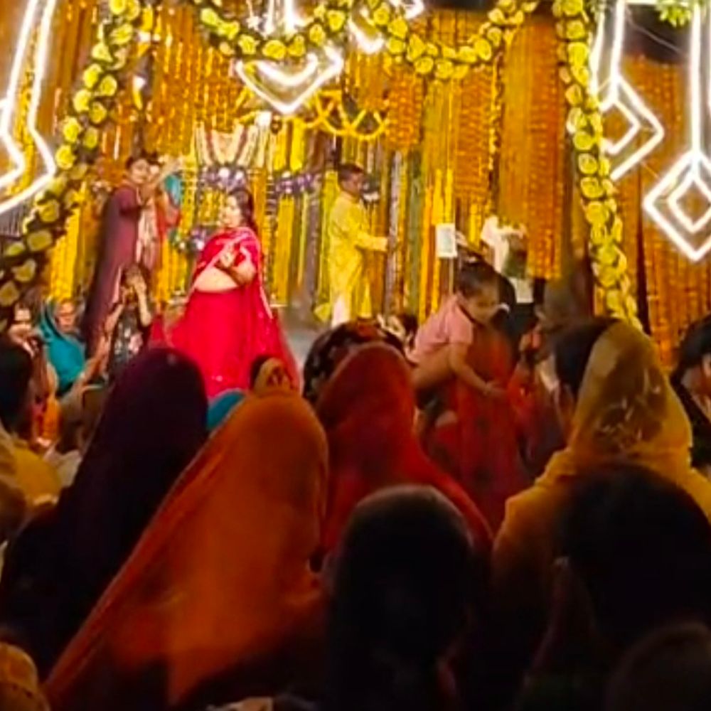 मां शीतला का दरबार कोलकाता, बनारस के फूलों से सजा:बलिया में स्थापना दिवस पर उमड़ी भक्तों की भीड़, विशेष अनुष्ठान