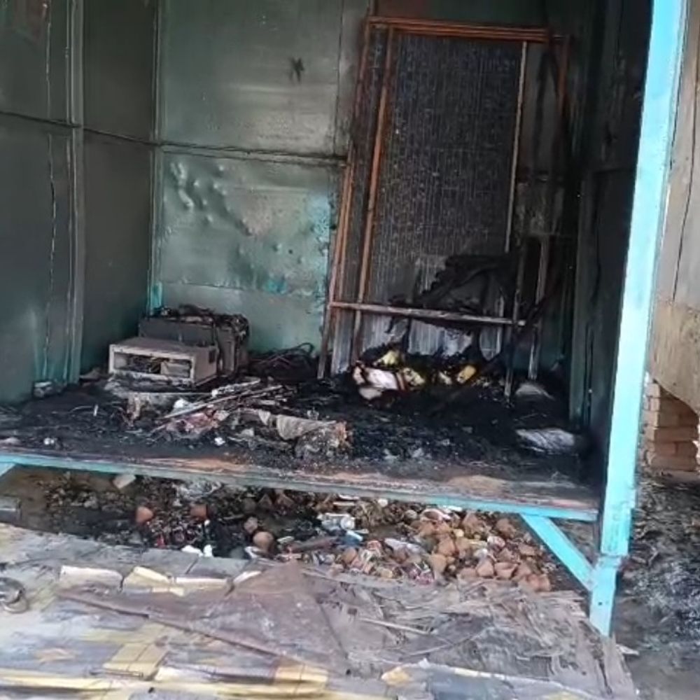फोटो कॉपी दुकान में आग, ढाई लाख का नुकसान:फतेहपुर में दुकानदार ने साजिश का आरोप लगाया, पुलिस में तहरीर