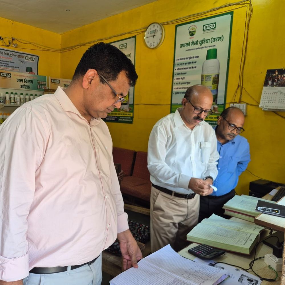 अमेठी में 3 उर्वरक विक्रेताओं के लाइसेंस निलंबित:स्टॉक और बिक्री रजिस्टर में मिली अनियमितताएं