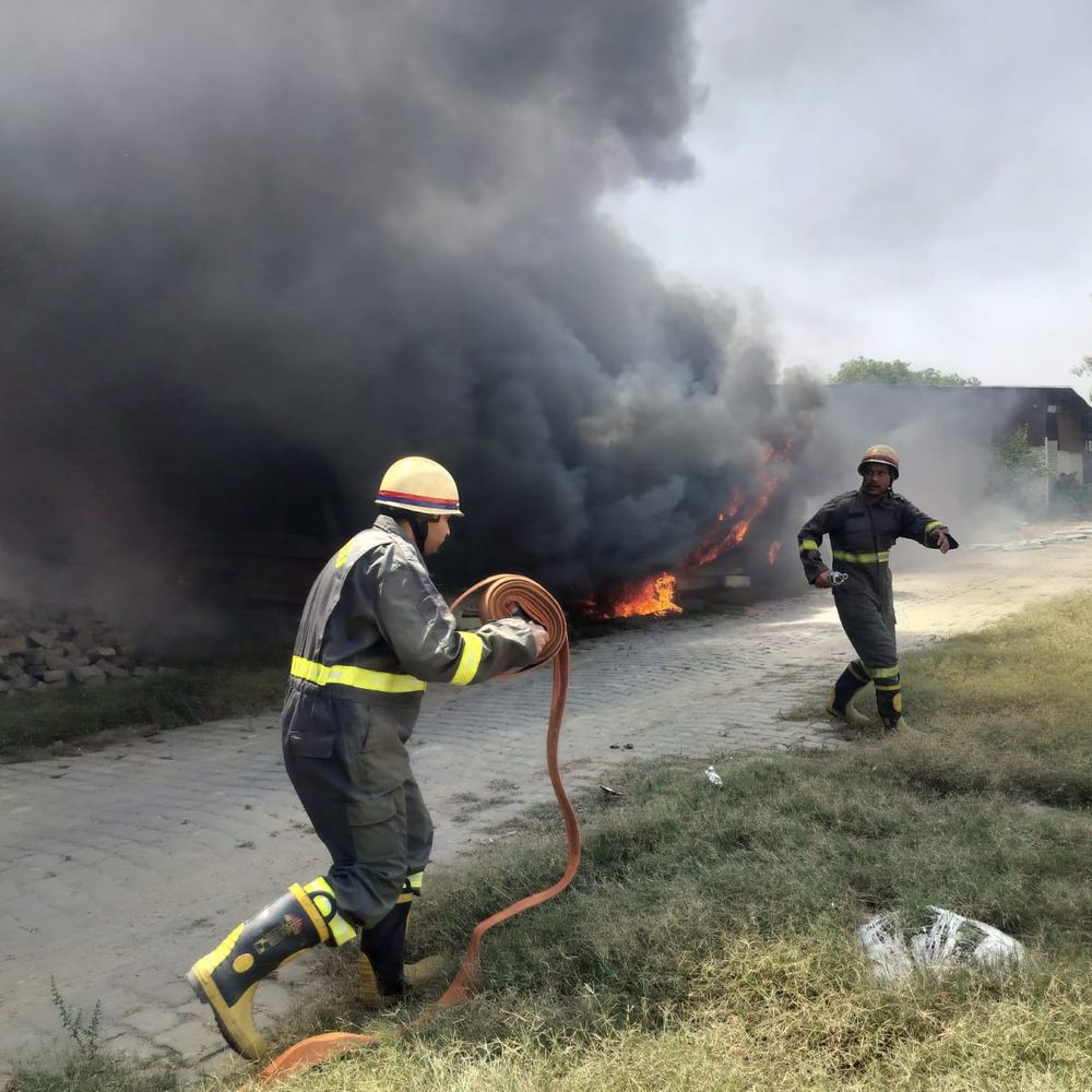 फिरोजाबाद व्हीकल सेंटर में स्क्रैप गाड़ियों में आग:दमकल की दो गाड़ियां घंटों तक आग बुझाने में जुटीं