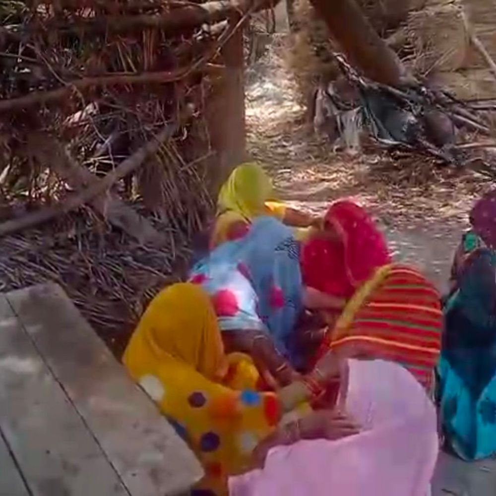 बाराबंकी में भाई-बहन गंभीर रूप से झुलसे:रसोई में सिलेंडर फटा, दो घरों की गृहस्थी जलकर हुई राख