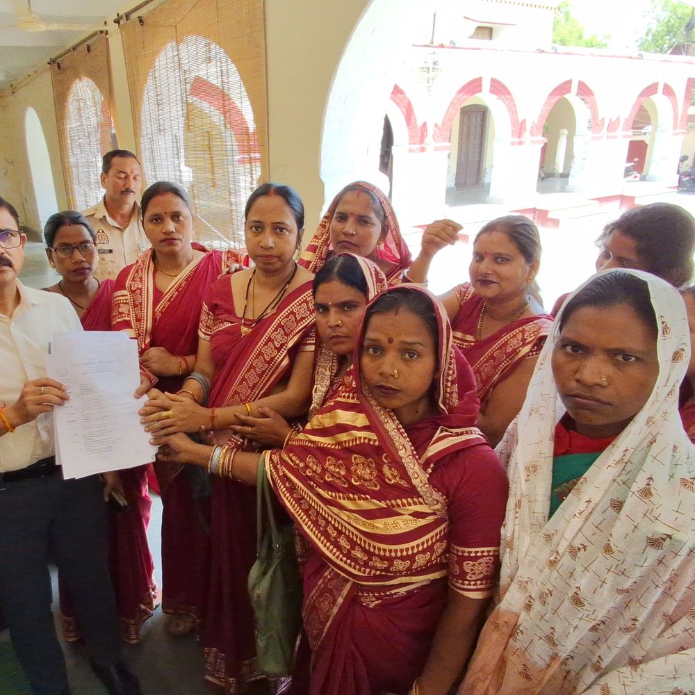 गाजीपुर में बीसी सखियों का प्रदर्शन, DM को सौंपा ज्ञापन:75 हजार ऋण माफी और मानदेय की मांग