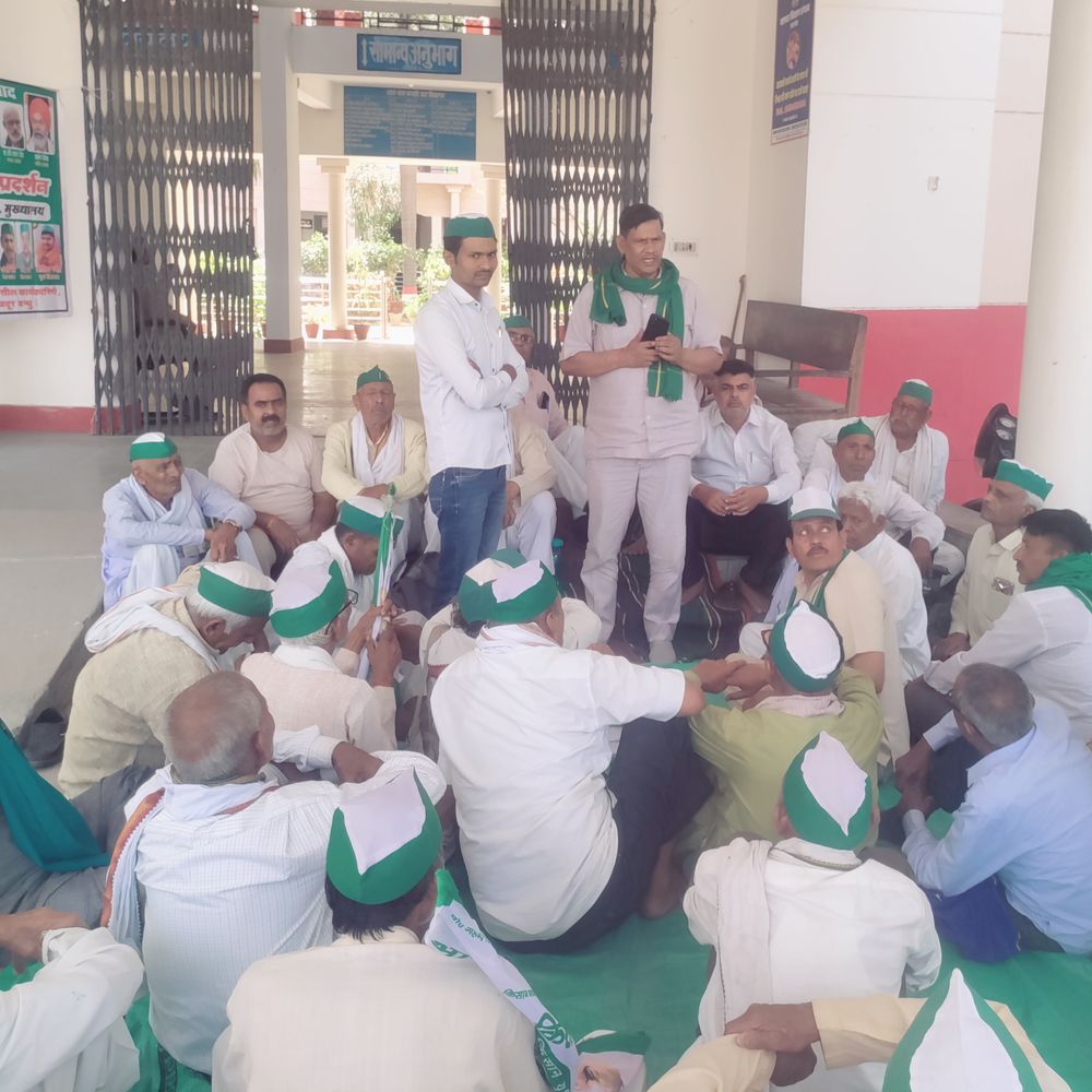 कानपुर देहात में भाकियू (टिकैत) ने DM को सौंपा ज्ञापन:बारिश-ओलावृष्टि से फसल को नुकसान, अनियमितता का आरोप