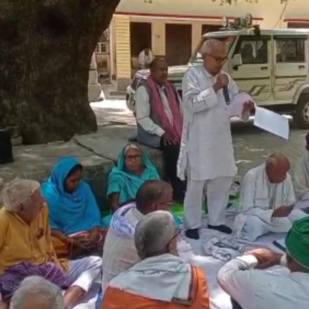 मिर्जापुर में पेंशनरों ने जिला मुख्यालय पर किया प्रदर्शन:8वें वेतन आयोग में शामिल करने की मांग, 10 सूत्री सौंपा ज्ञापन