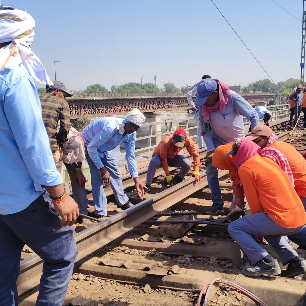 उन्नाव में नॉर्दन रेलवे ने ब्लॉक लगाकर ट्रेनें रोकी:गंगा पुल पर स्लीपर बदलने से बढ़ेगी ट्रेनों की रफ्तार