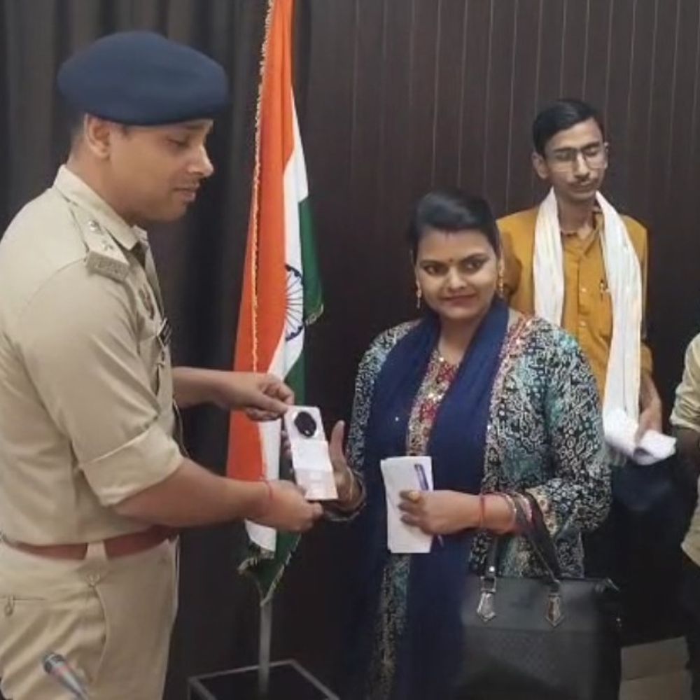 पुलिस ने 32 लाख के 210 मोबाइल बरामद किए:फतेहपुर में एसपी ने पुलिस लाइन में मालिकों को वापस किए