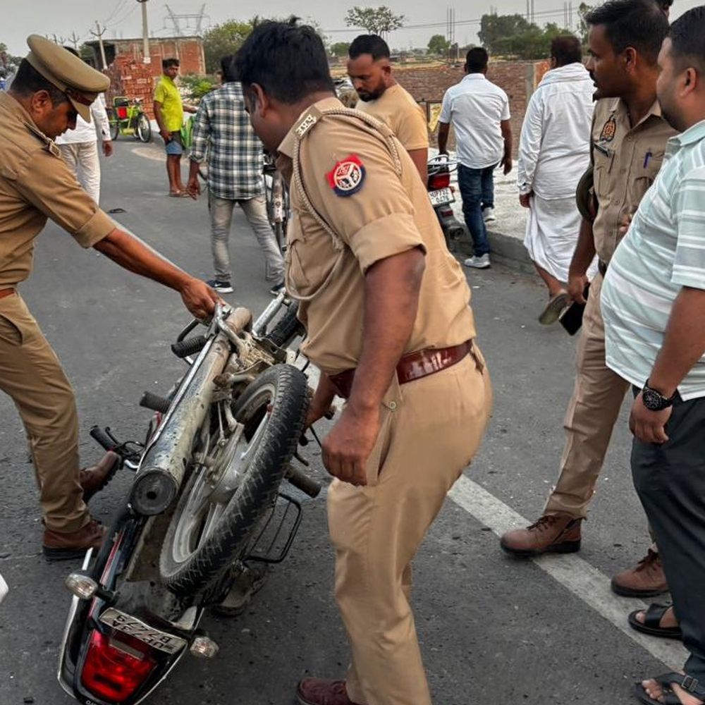 कौशांबी में डंपर-बाइक में भिड़ंत,15 फीट दूर जा गिरा युुवक:डंपर लेकर ड्राइवर फरार, सीसीटीवी खंगाल रही पुलिस