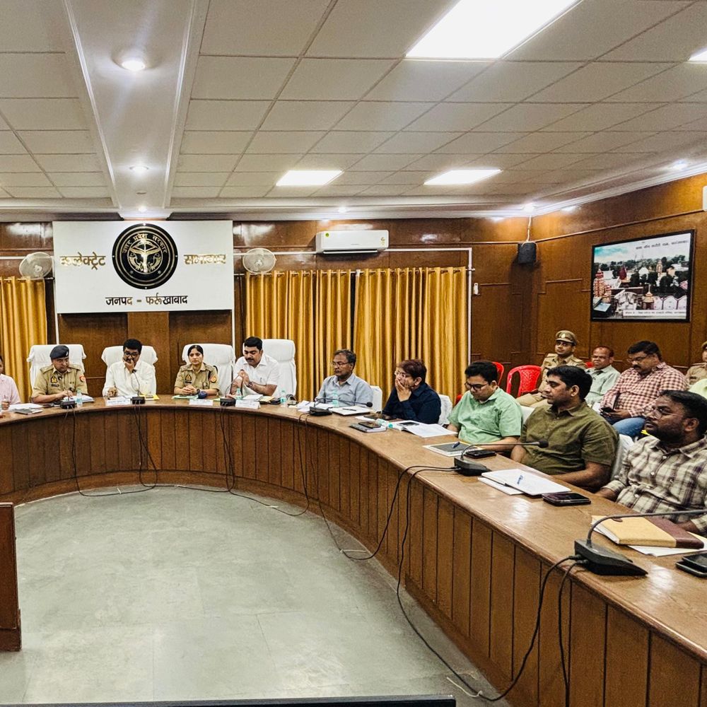 परीक्षा केंद्रों के 200 मीटर दायरे में दुकानें बंद:फर्रुखाबाद में डीएम-एसपी ने की तैयारियों की समीक्षा, मोबाइल-गैजेट पर भी रोक