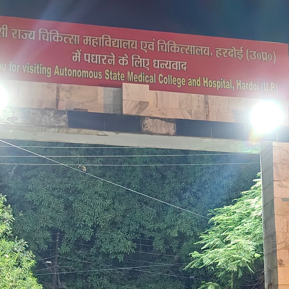 पिता ने 10 रुपये लेकर गर्रा नदी में लगाई:हरदोई में बेटा बचाने को कूदा, राहगीर ने दोनों को बचाया; मेडिकल कॉलेज रेफर