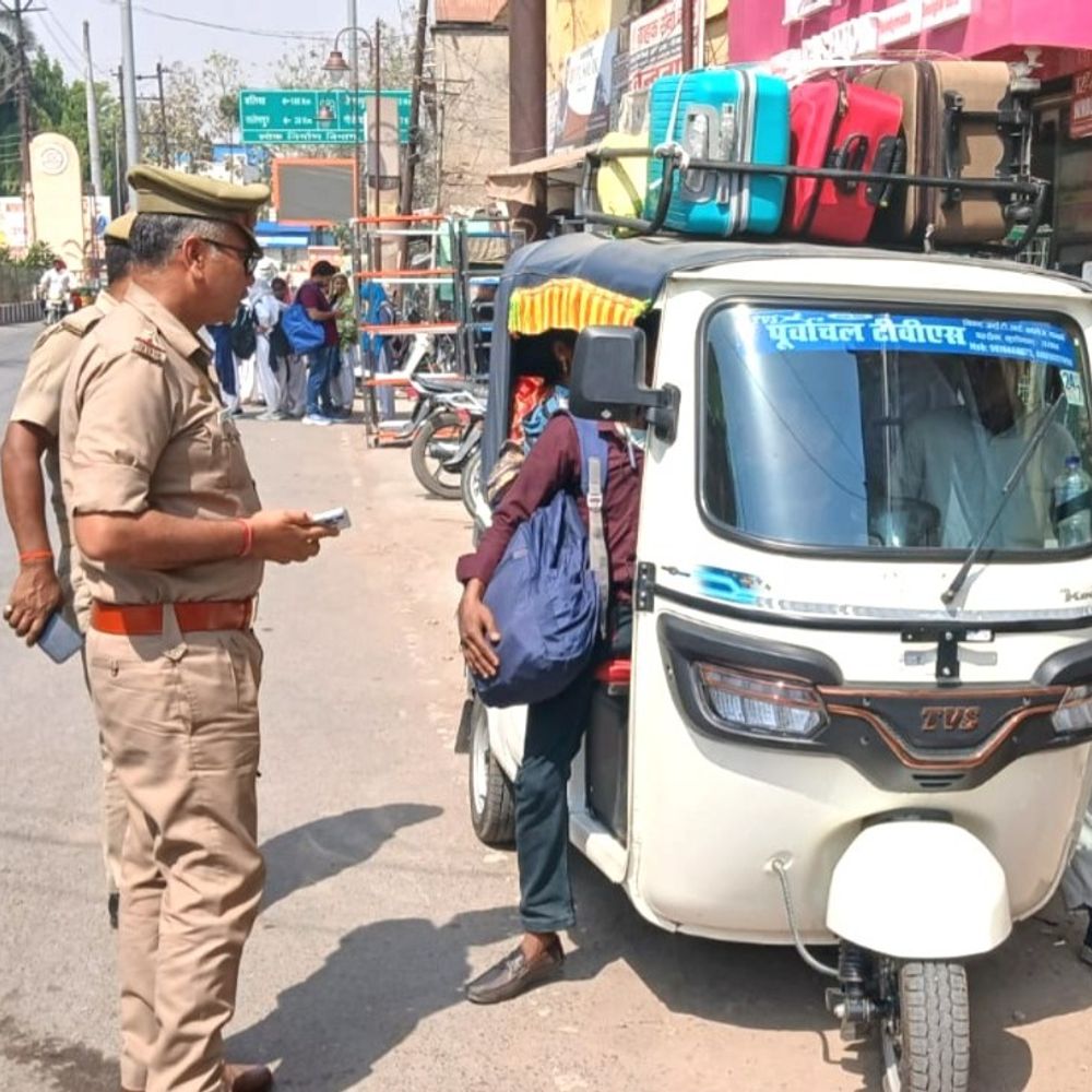 देवरिया में यातायात नियम तोड़ने वालों पर सख्ती:118 वाहनों के ई-चालान, 2 सीज; दुर्घटना संभावित क्षेत्रों में बोर्ड लगे