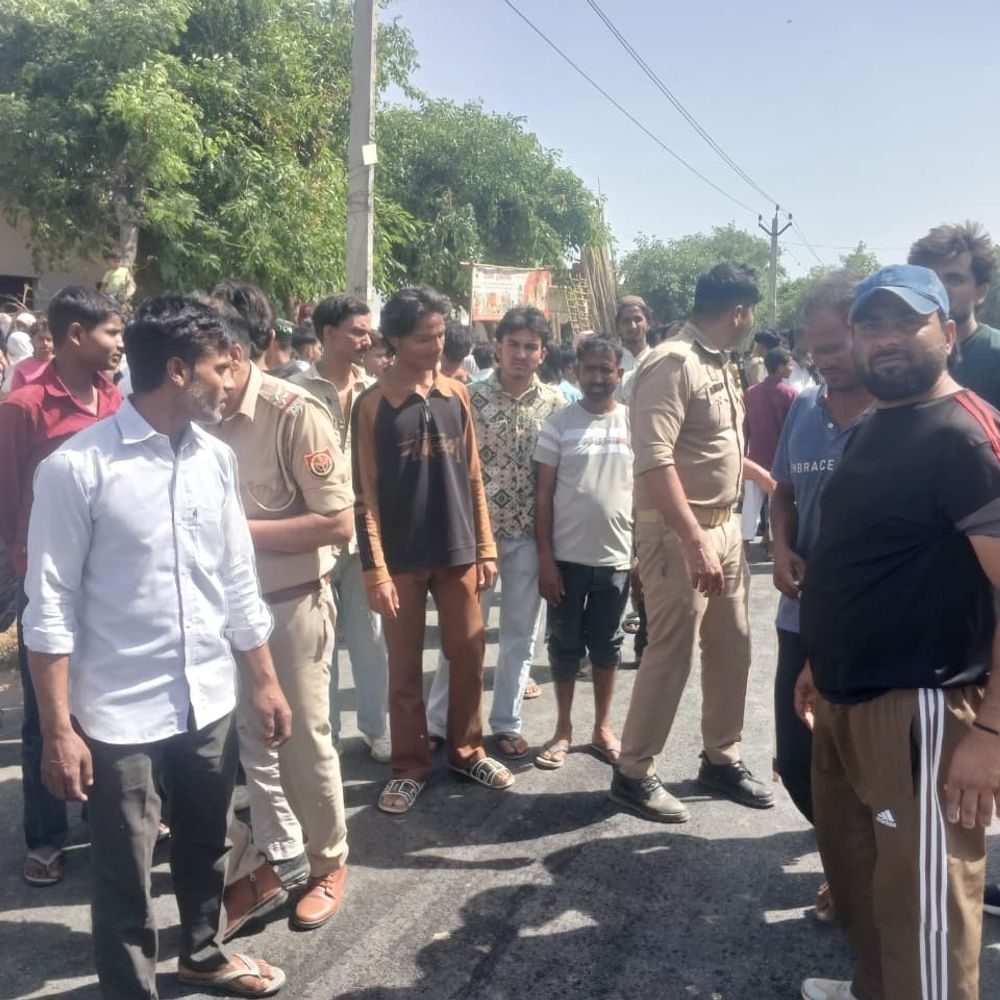 संभल में अमरोहा की बुजुर्ग महिला की मौत:डंपर ने बाइक को टक्कर मारी, पति-पत्नी और दो बच्चे घायल