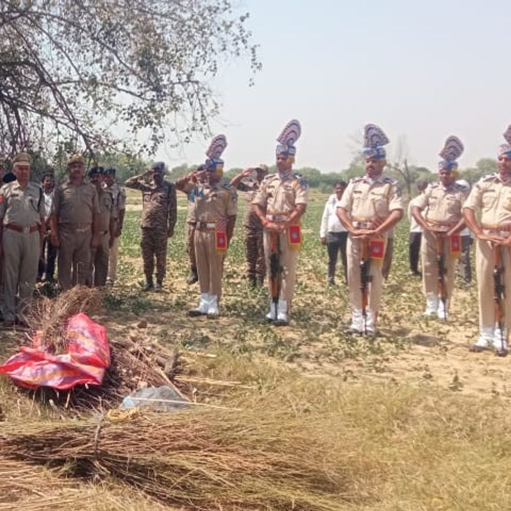 सीआरपीएफ जवान मुकेश कटियार का निधन:कानपुर देहात में राजकीय सम्मान के साथ गांव में अंतिम संस्कार
