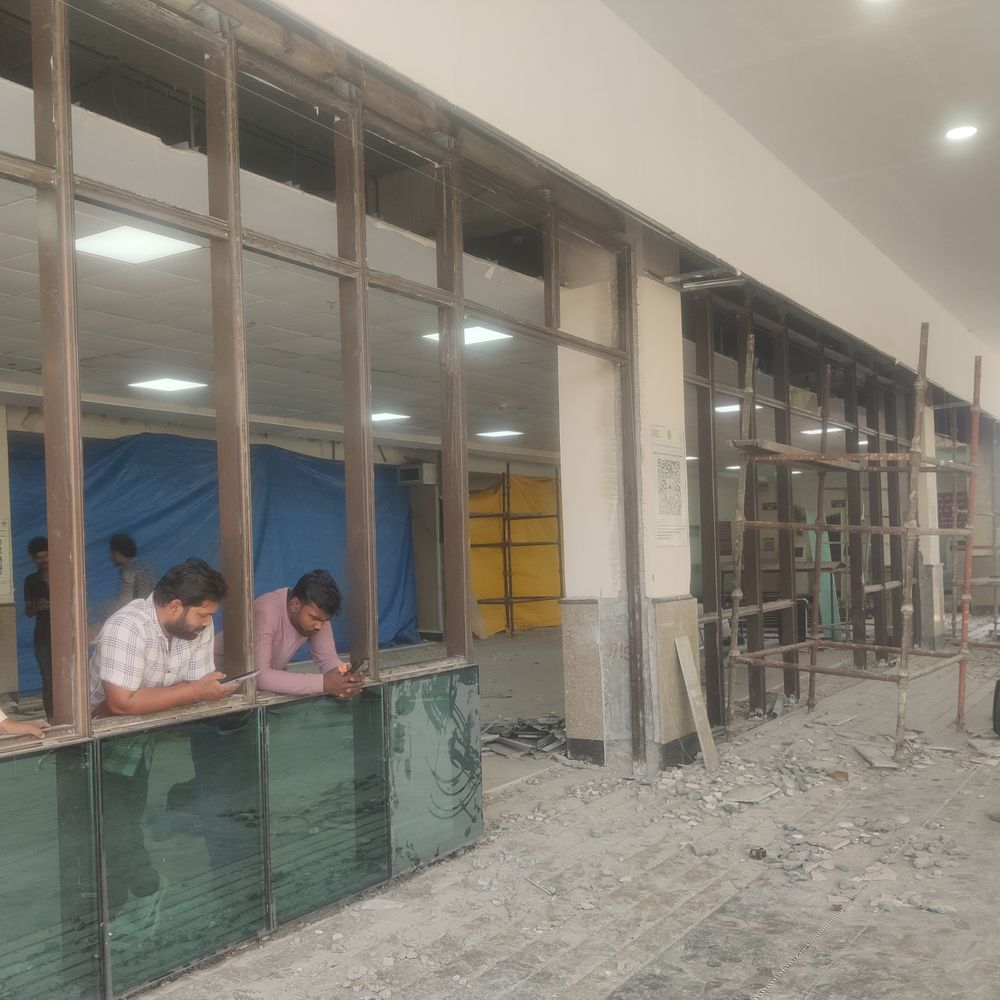 OPD विस्तार का काम 15 दिन बाद भी अधूरा:गोरखपुर AIIMS ने 7 दिन में पूरा कराने का किया था दावा, अब मरीजों को झेलनी पड़ रही परेशानी