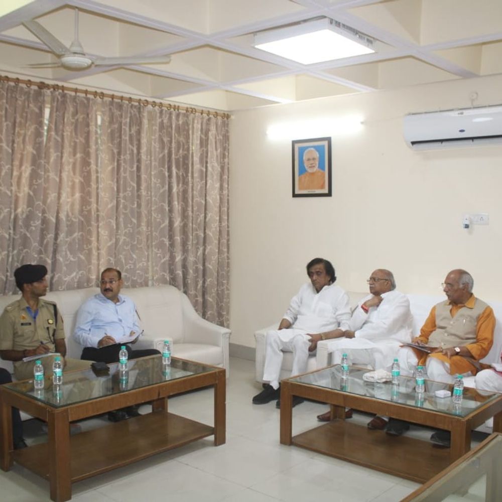 प्रभारी मंत्री ने विकास और कानून व्यवस्था की समीक्षा की:बोले- मेरठ में सभी उपभोक्ताओं को गैस सिलेंडर की होम डिलीवरी मिलेगी